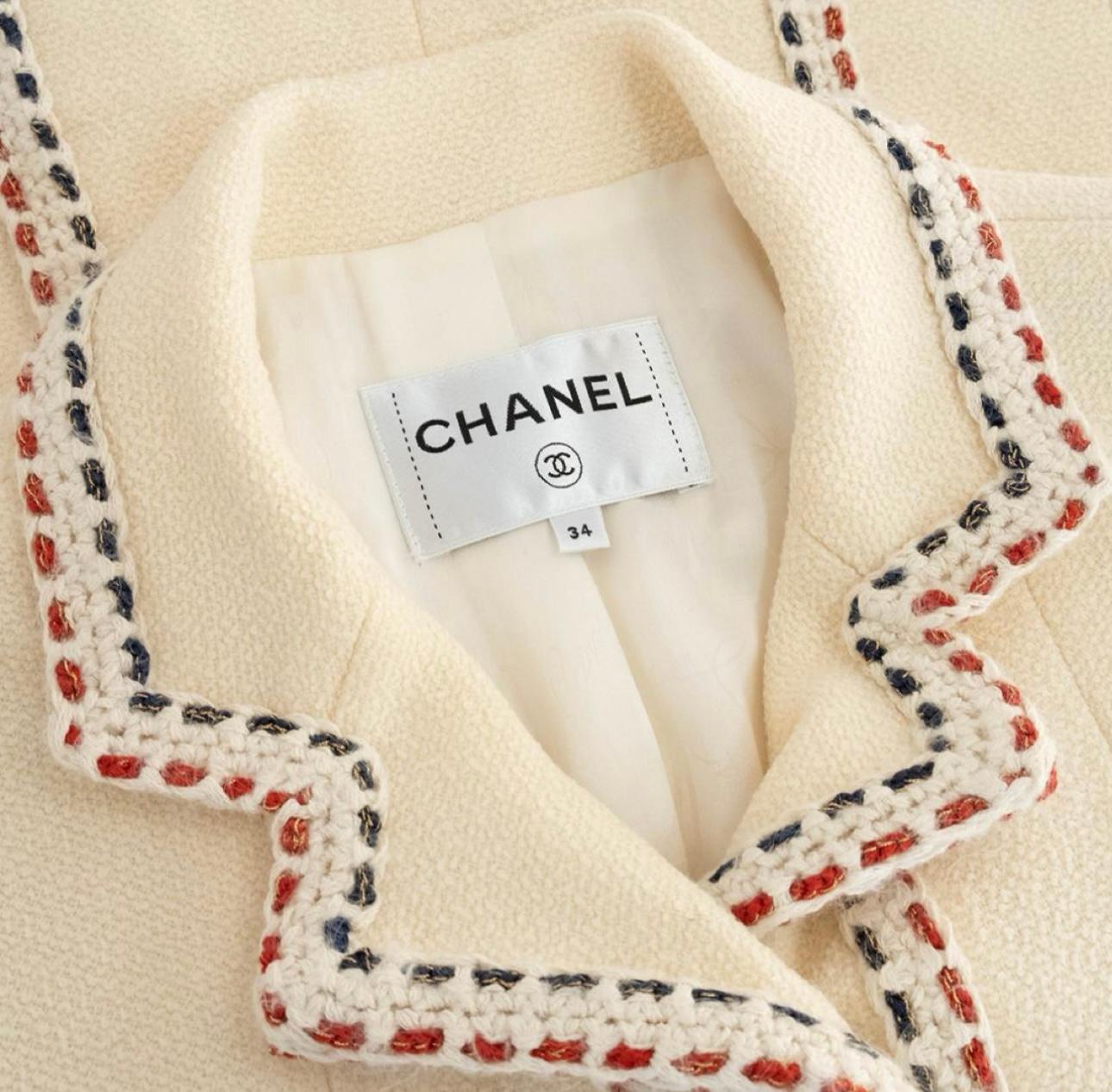 Chanel CC Knöpfe Timeless Kleine weiße Jacke  für Damen oder Herren im Angebot