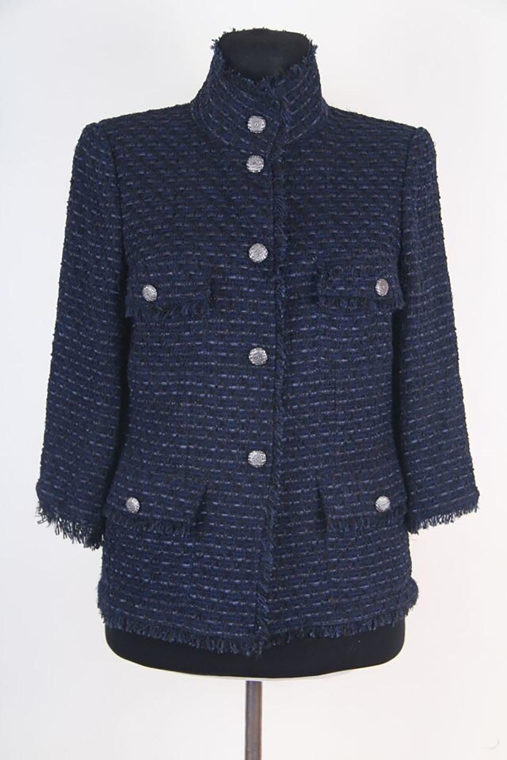 Timeless Chanel little tweed jacket made of precious lesage tweed.
- CC logo silver-tone quilted buttons
- full silk lining
Size mark 34 FR. Condition is pristine.