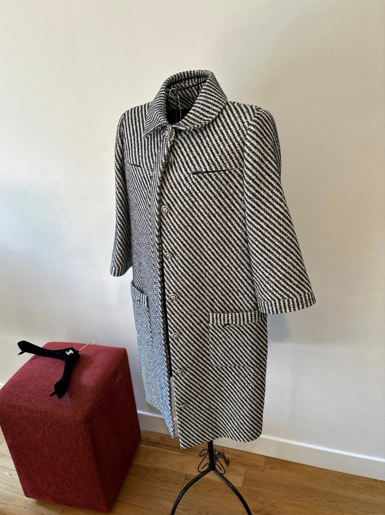 Chanel black and ecru tweed coat / jacket with CC logo buttons
Black silk lining
SIze mark 36 FR. Condition is pristine, equal to new.Chanel black and ecru tweed coat / jacket with CC logo buttons
Black silk lining
SIze mark 36 FR. Condition is
