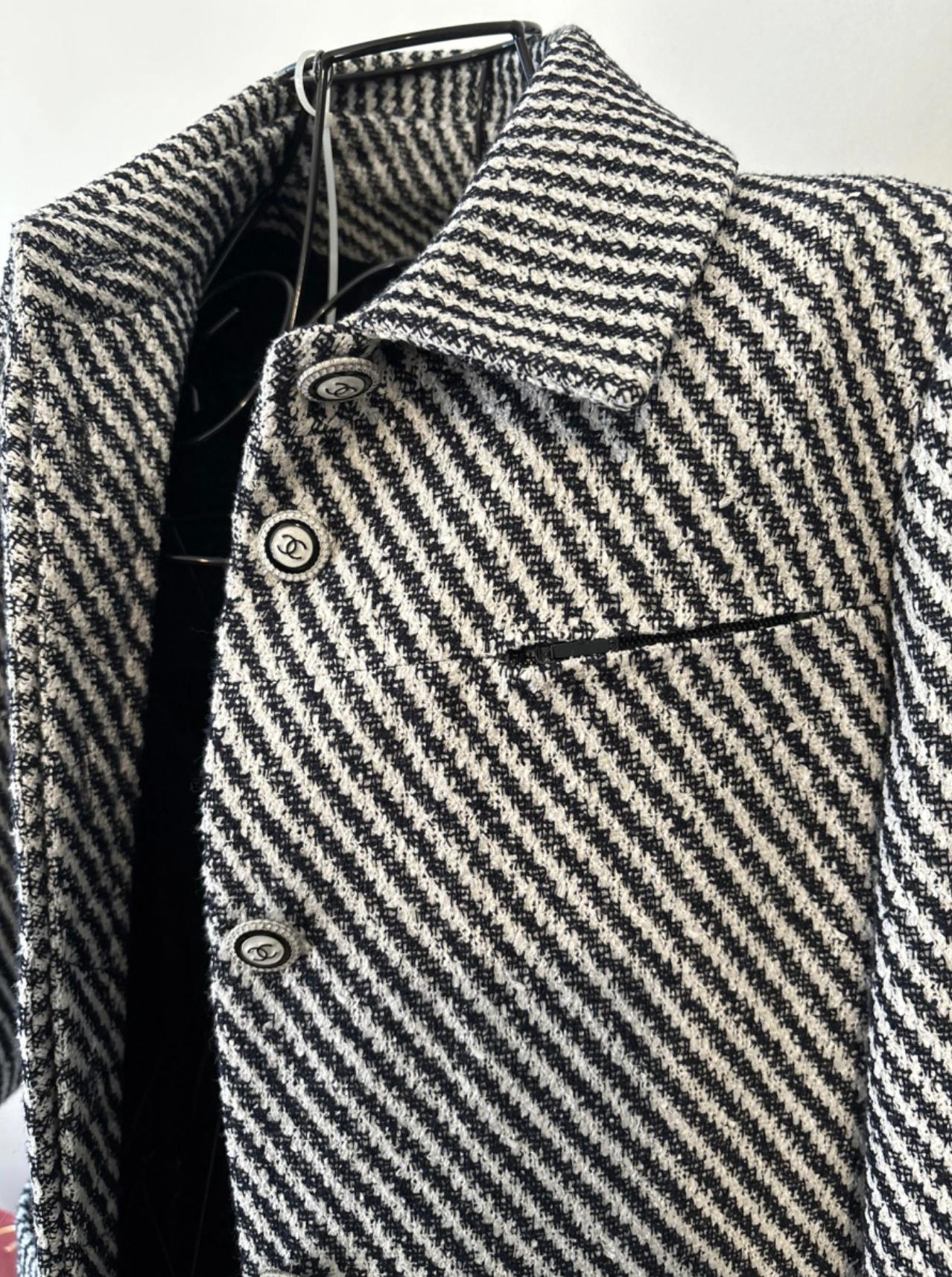 Chanel CC Buttons Tweed Jacket / Coat In Excellent Condition For Sale In Dubai, AE