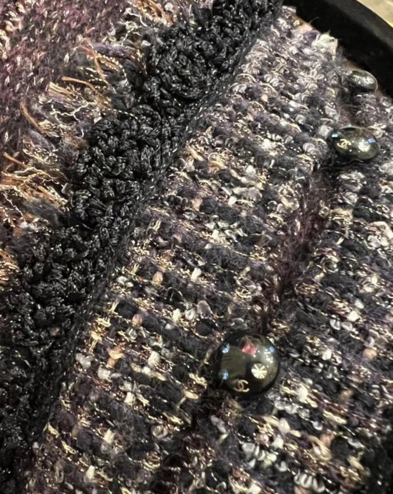 Veste en cachemire Chanel avec accents de tweed tissé et boutons portant le logo CC.
Taille 40 FR. État impeccable.