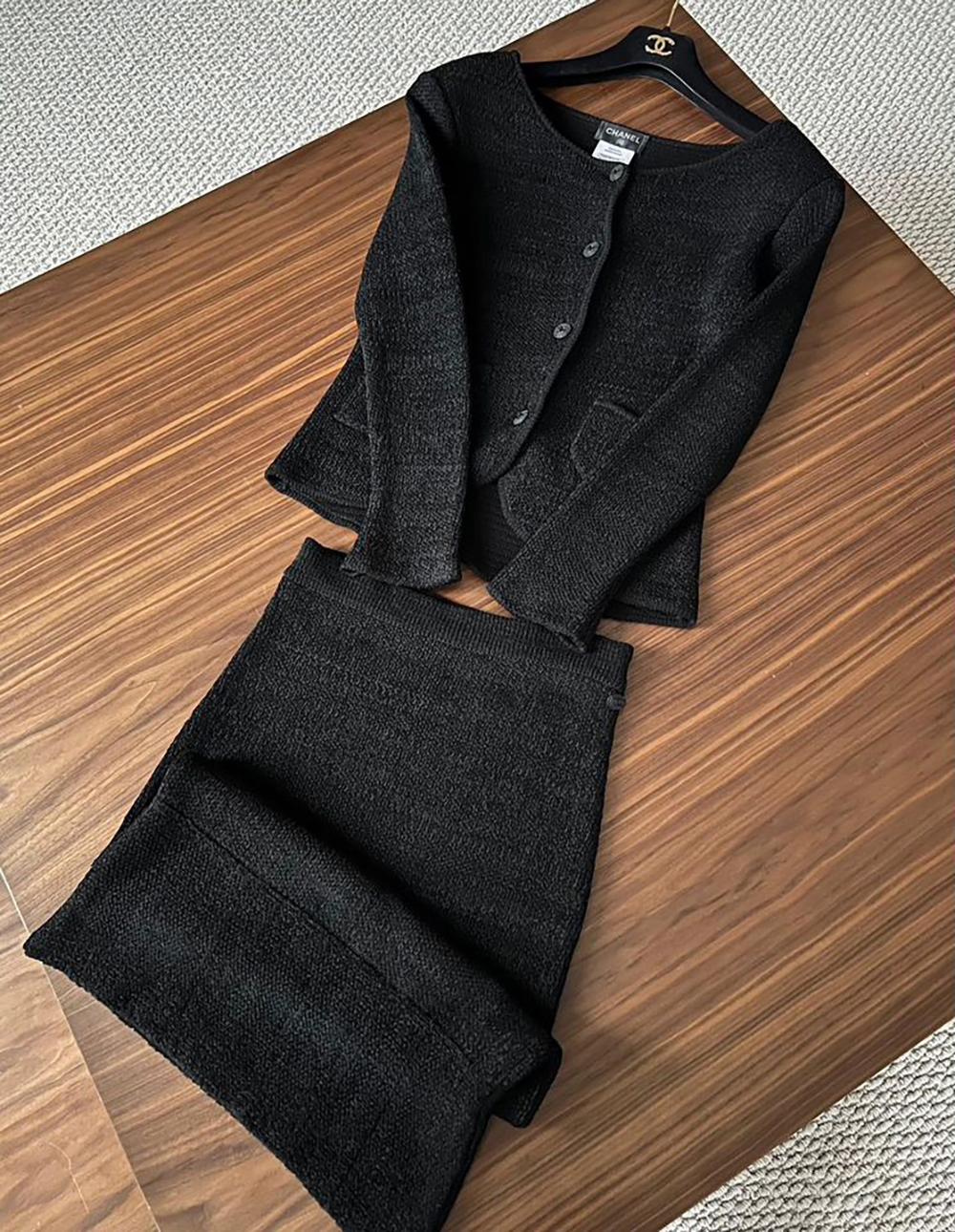 Fabulous Chanel ensemble ~ jacket and skirt ~ made of luxurious woven silk 
~ timeless and elegant piece!
- CC logo buttons 
Size mark for the jacket 42 FR, size mark for the skirt 40 FR
Condition is pristine