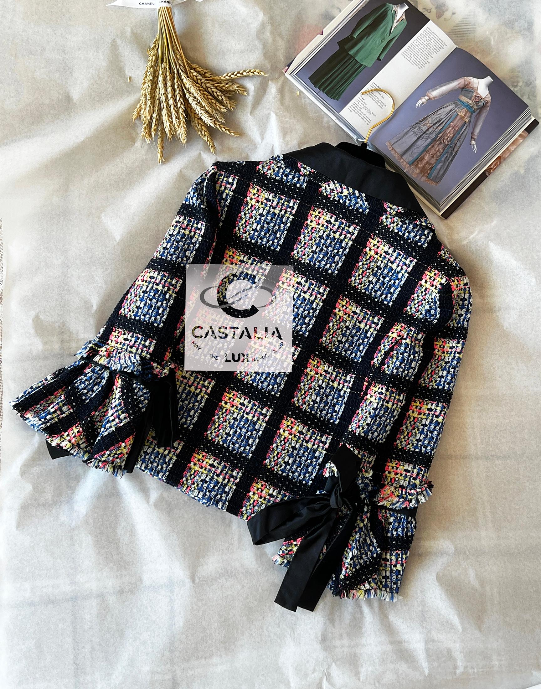 CHANEL CC Camelia Chaqueta de tweed con botones y lazos 44 FR en venta 5