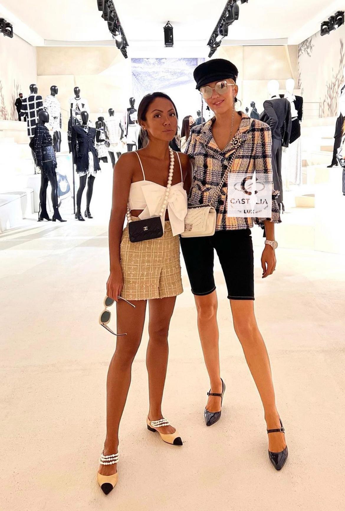 CHANEL Chaqueta de tweed vintage de coleccionista con lazos

~ Un raro tesoro del vocabulario de Chanel,
 donde la feminidad y el encanto se esculpen en alta costura  - una obra maestra de Chanel donde el tejido se convierte en lenguaje, el detalle