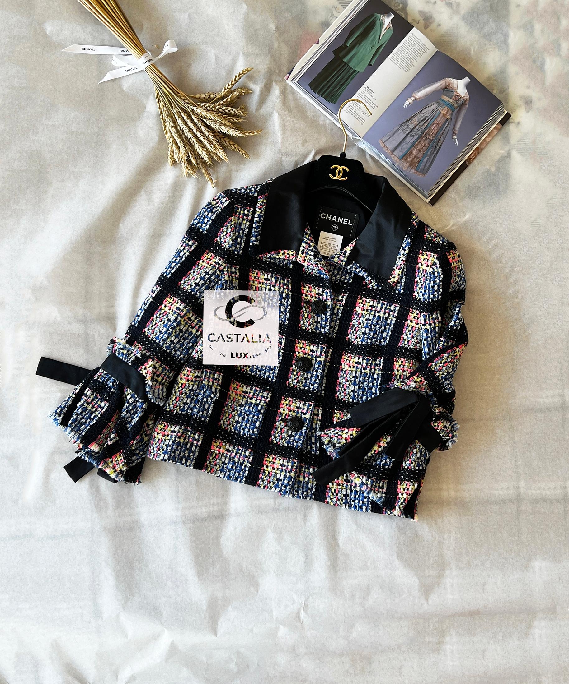 CHANEL CC Camelia Chaqueta de tweed con botones y lazos 44 FR en venta 1