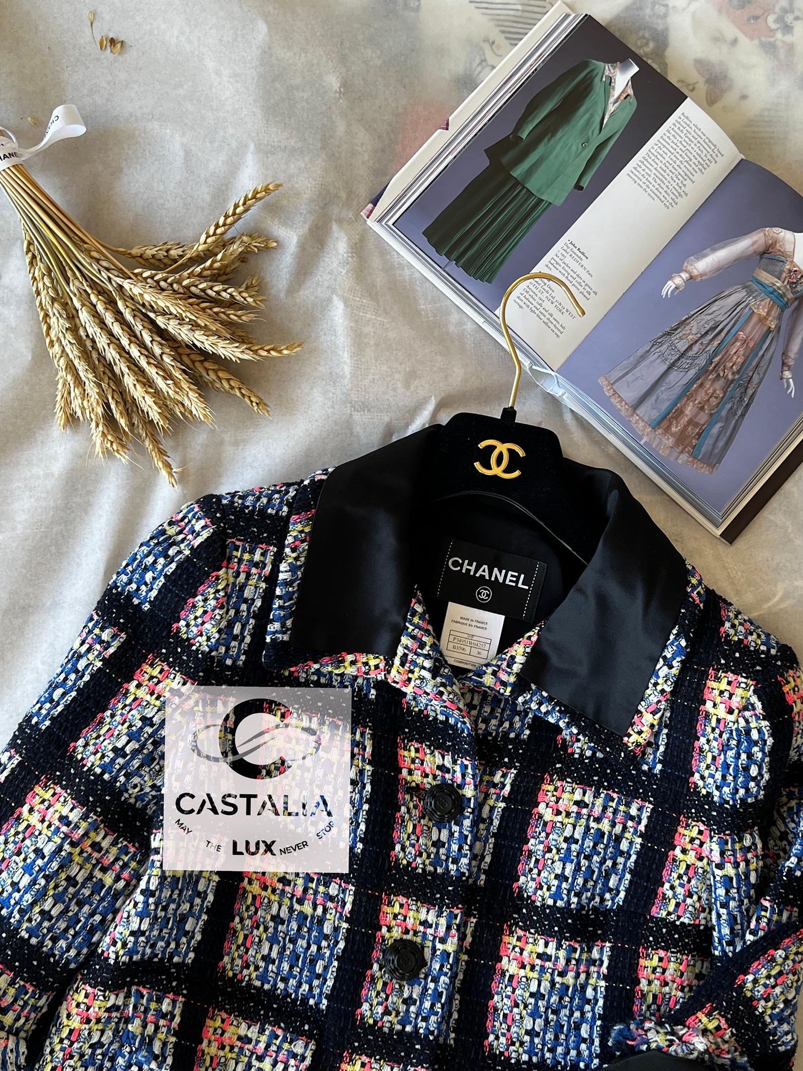 CHANEL CC Camelia Chaqueta de tweed con botones y lazos 44 FR en venta 2