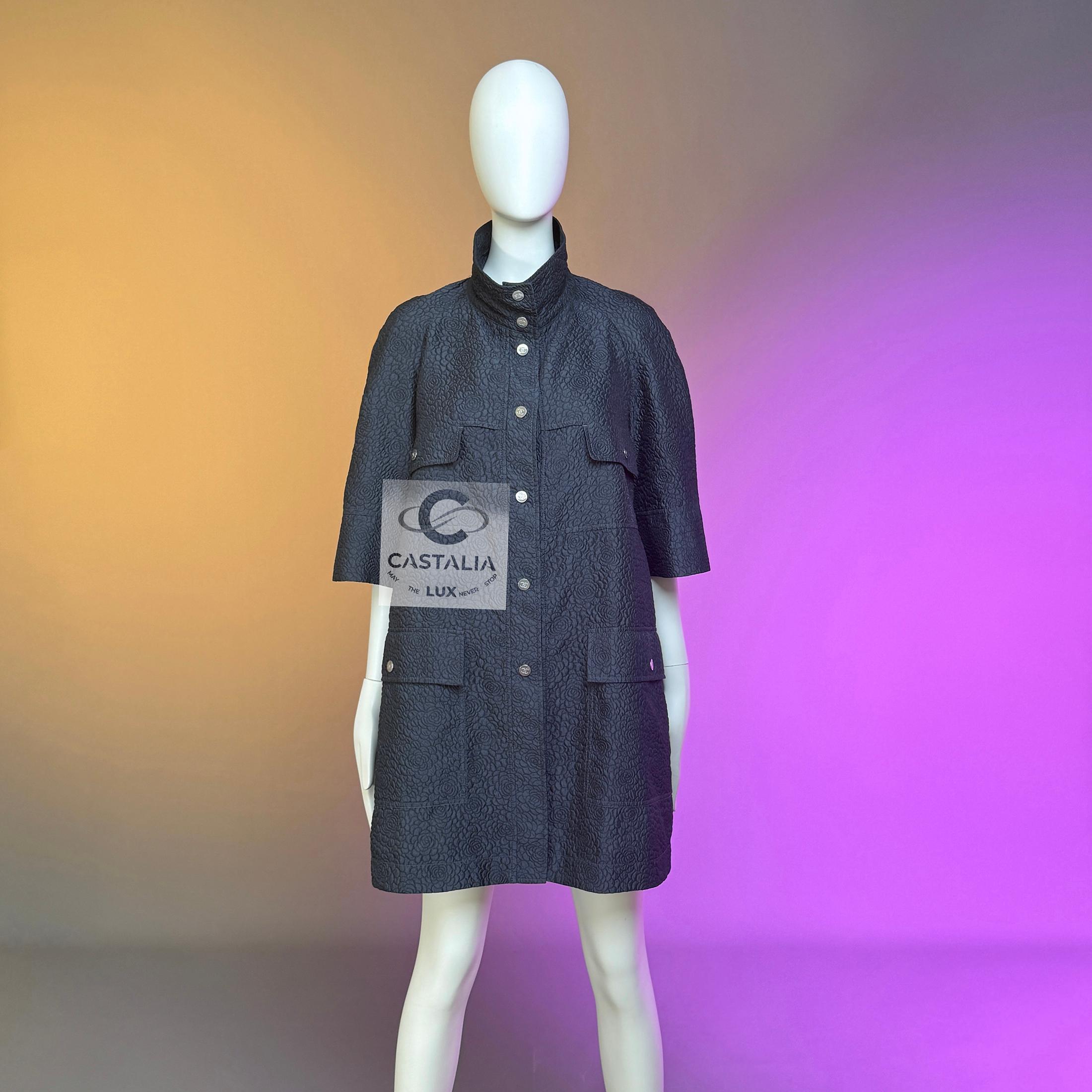 Viola Chanel CC Camellia Celestial Shimmer Trench Coat 44 in vendita