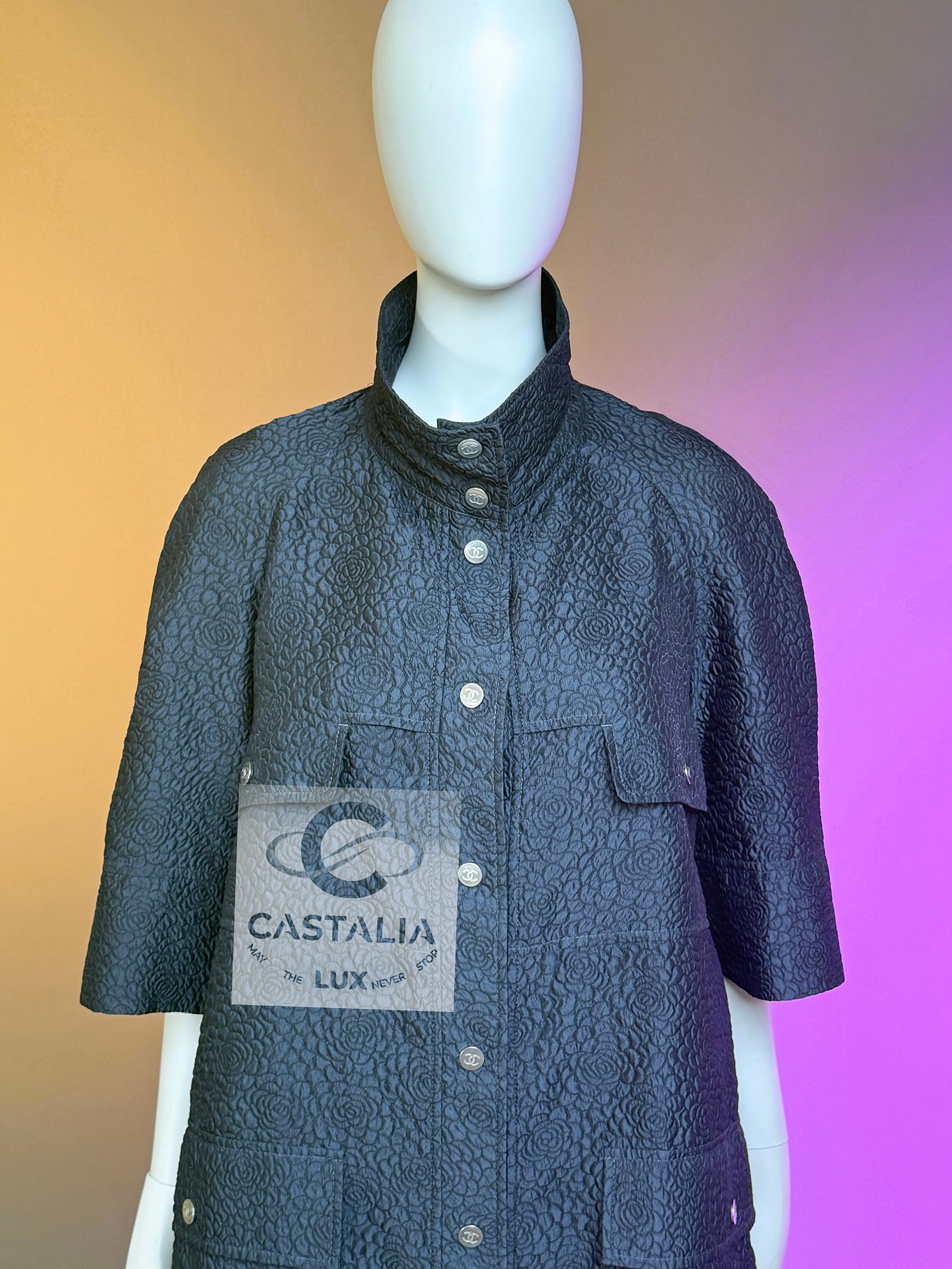da uomo o donna Chanel CC Camellia Celestial Shimmer Trench Coat 44 in vendita