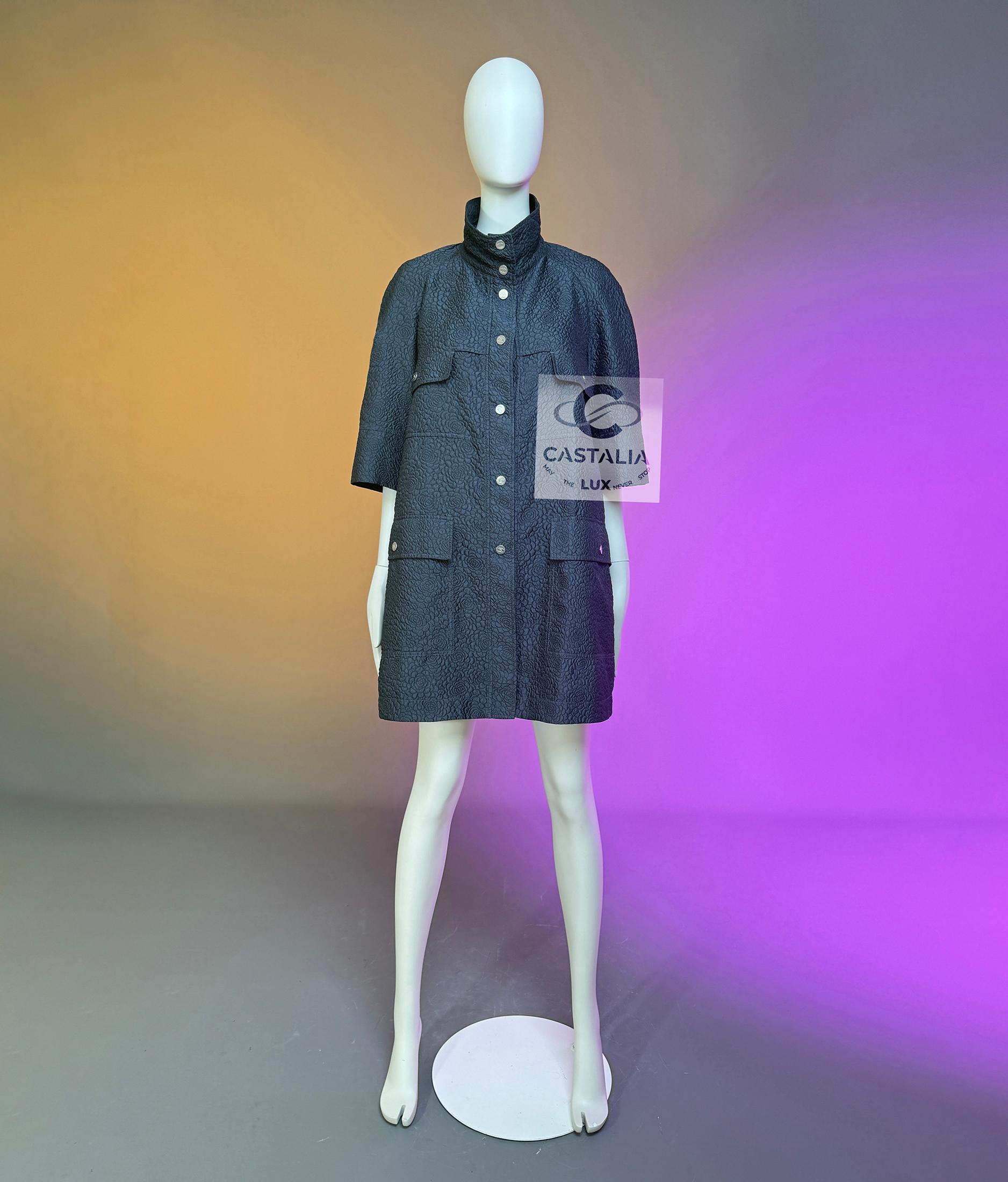 Chanel CC Camellia Celestial Shimmer Trench Coat 44 FR In condizioni Nuovo in vendita a Dubai, AE