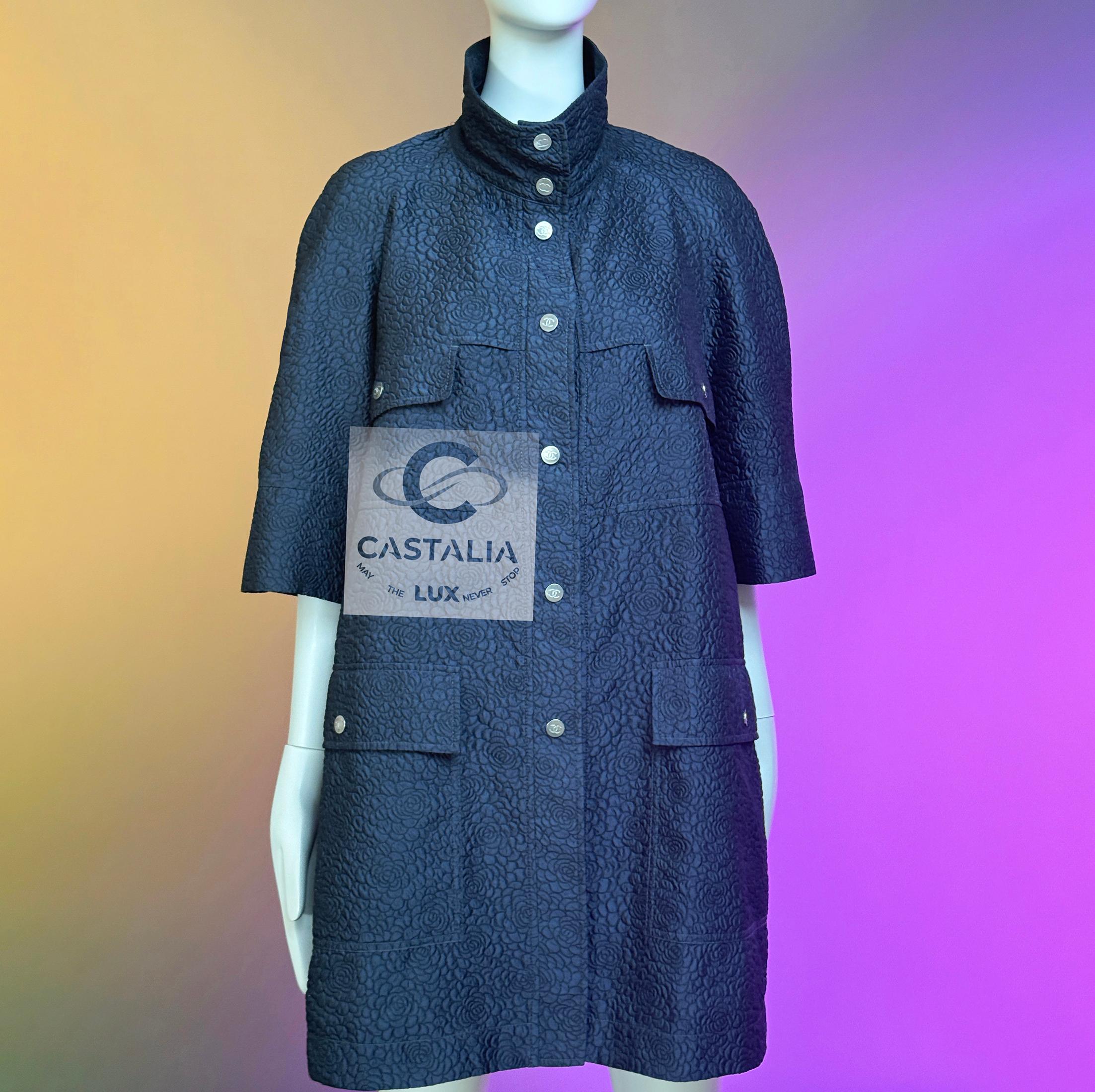da uomo o donna Chanel CC Camellia Celestial Shimmer Trench Coat 44 FR in vendita