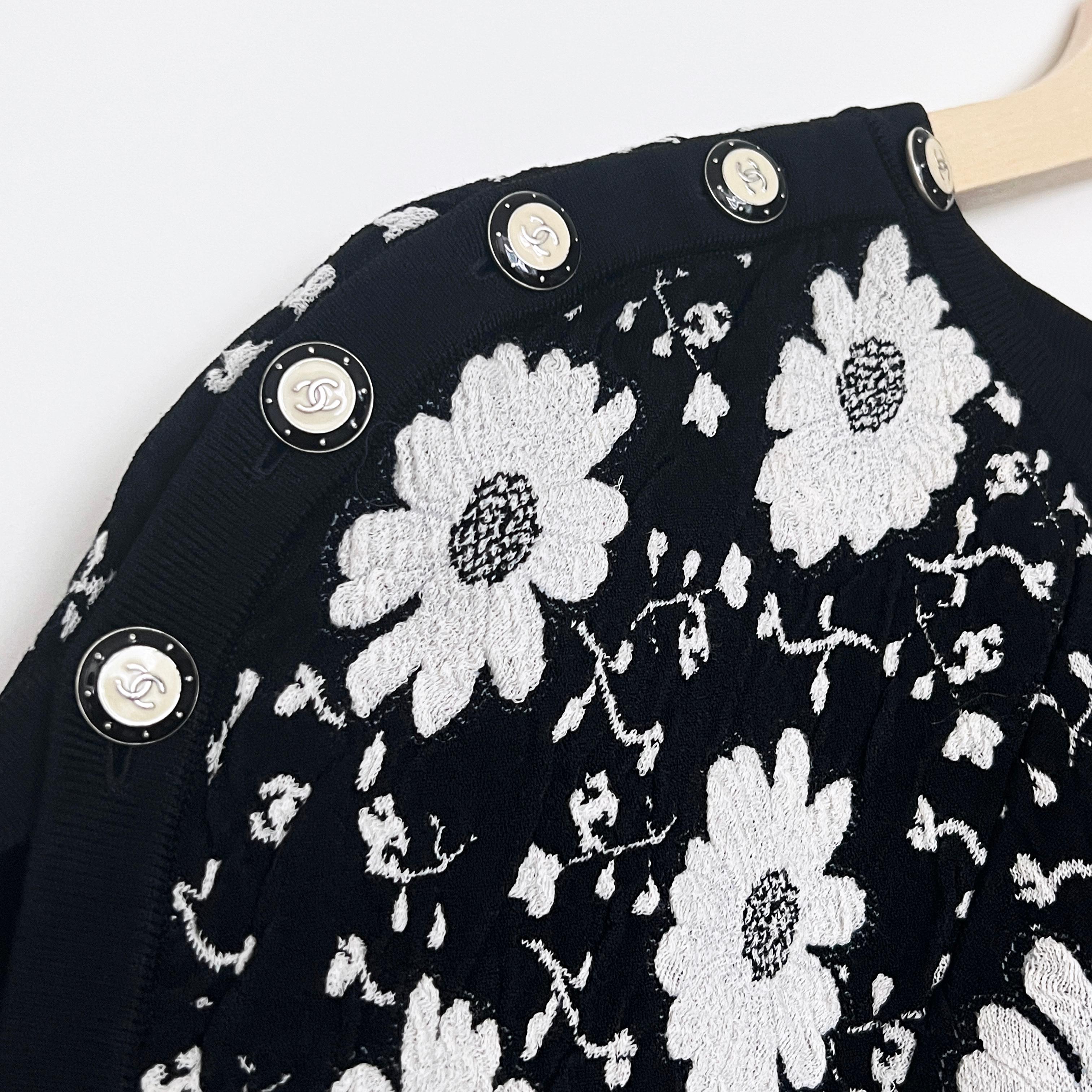Chanel CC Camellia Collectors Entspannter Anzug für Damen oder Herren im Angebot