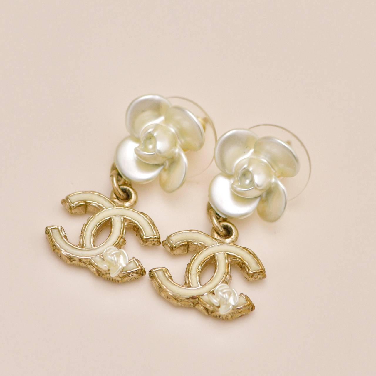 Chanel CC Camellia Enamel Dangle Earrings In Excellent Condition For Sale In Banbury, GB