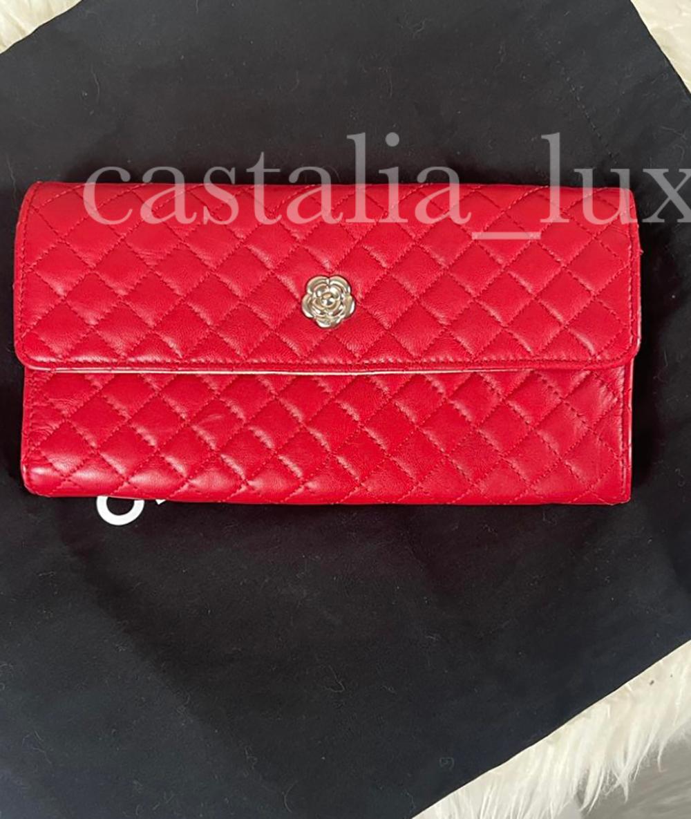 Chanel red quilted CC Camellia Clutch Wallet in red lambskin leather.
Only tried once, condition is pristine.
Size 20 cm wide, 10,5 cm high.