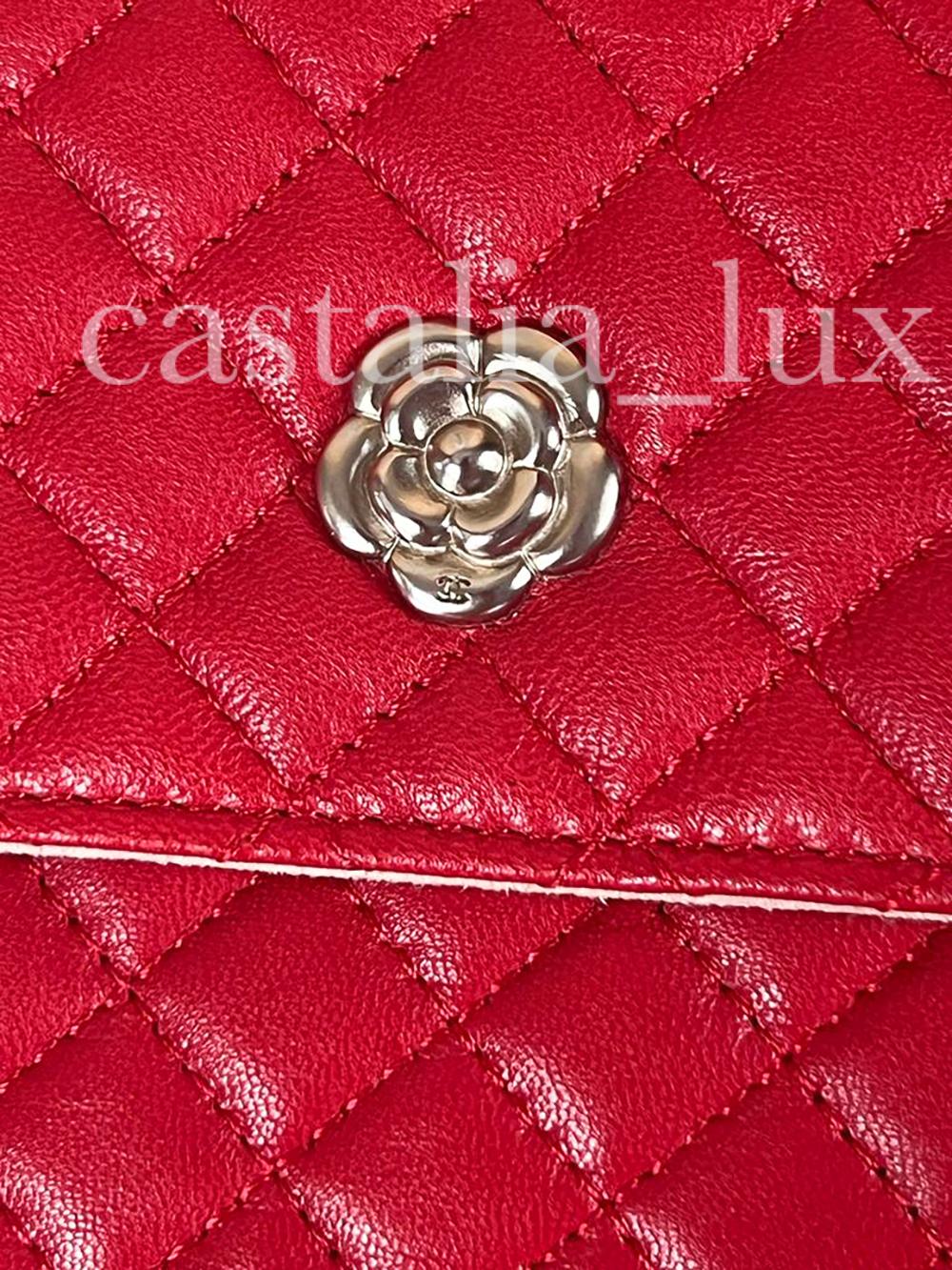 Chanel CC Camellia Red Quilted Clutch In Excellent Condition For Sale In Dubai, AE