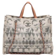 Sac fourre-tout Chanel CC en toile et cuir gris x blanc