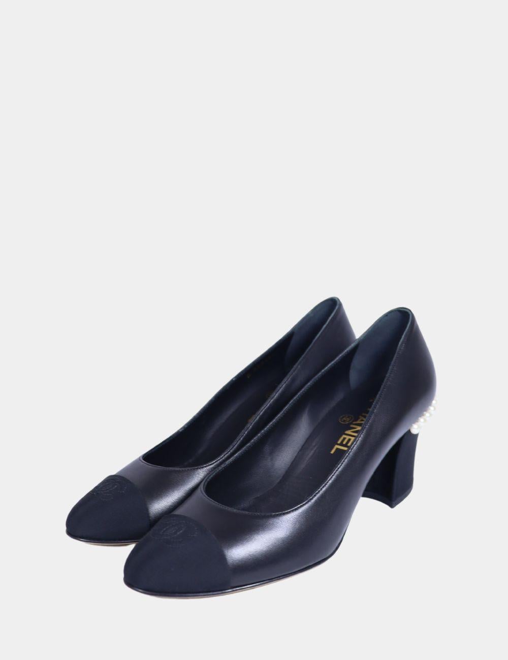 Chanel CC Cap Toe Pearl Embellished Block Heel Pumps Size EU 38 In Excellent Condition In Amman, JO