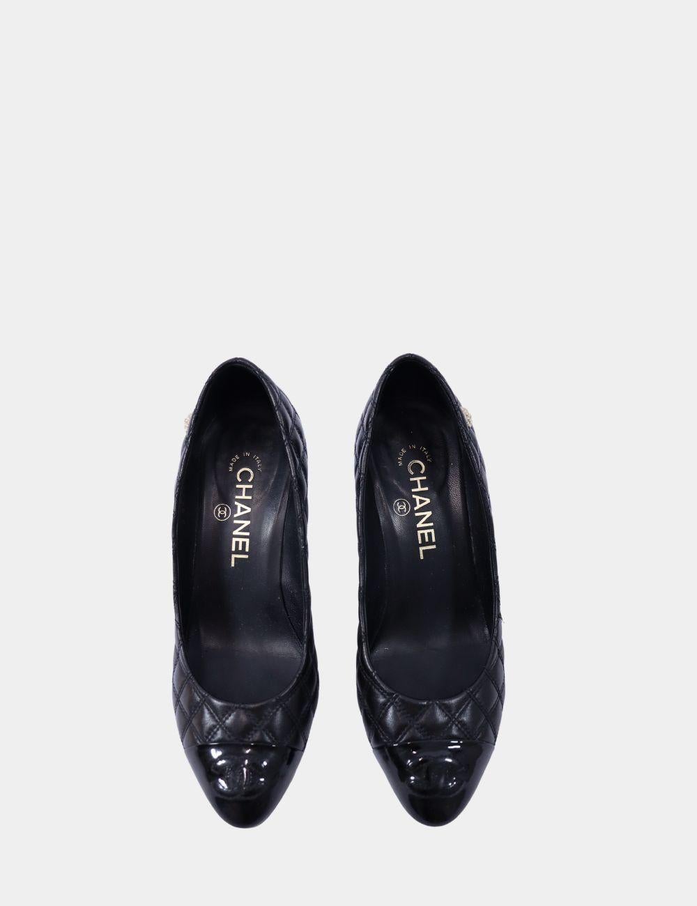 Chanel CC Cap Toe Pumps, Features a CC Cap Toe, Quilted leather and Chanel's flower.

Material: Leather
Size: EU 36
Heel Height: 7.5cm
Overall Condition: Good
Interior Condition: Signs of use
Exterior Condition: Ripping / Refer to the images
*With