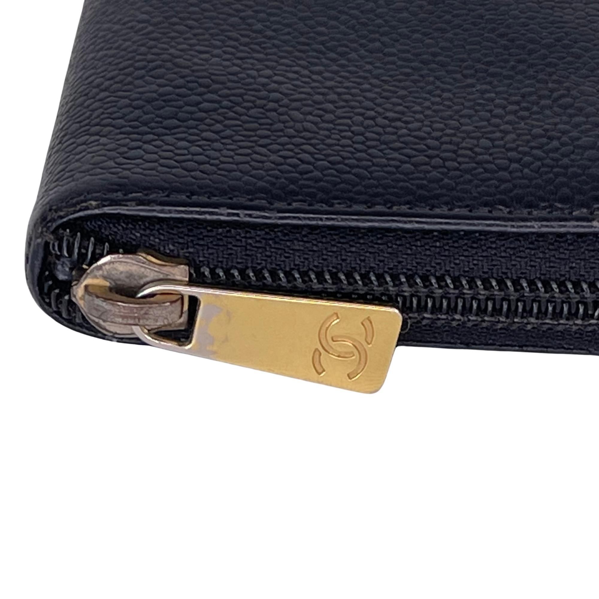 Chanel CC Kaviar Leder Brieftasche mit umlaufendem Reißverschluss 2003 im Zustand „Gut“ im Angebot in Montreal, Quebec