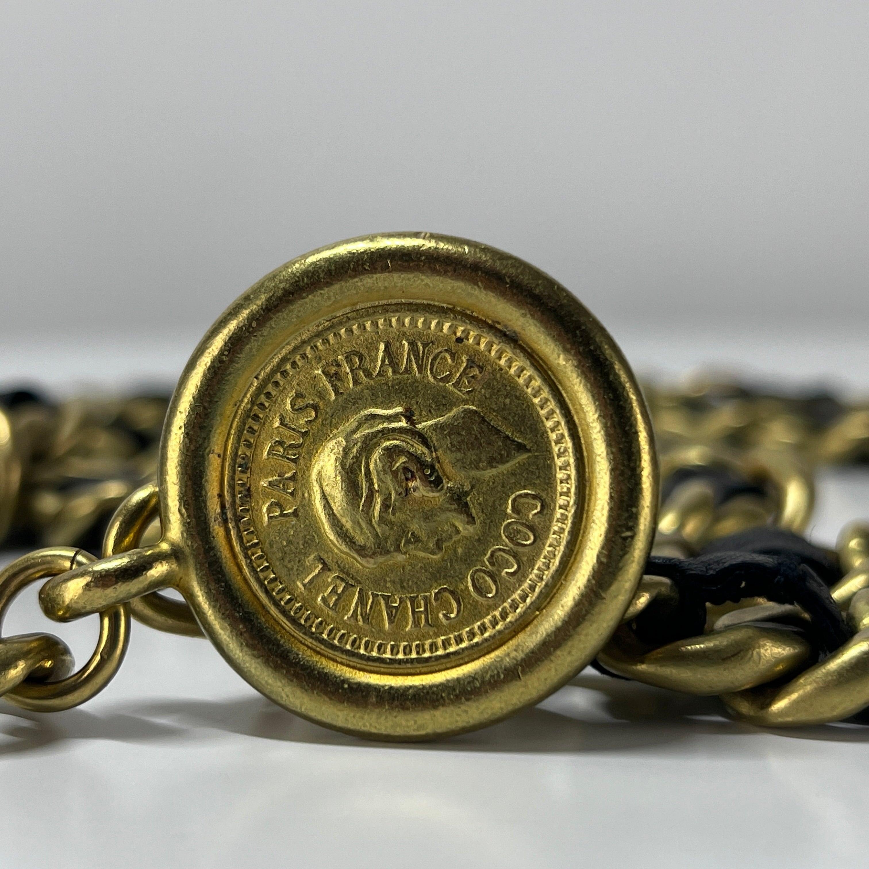 CHANEL CC Ceinture en métal doré et cuir Collectional Automne 1994 en vente 1