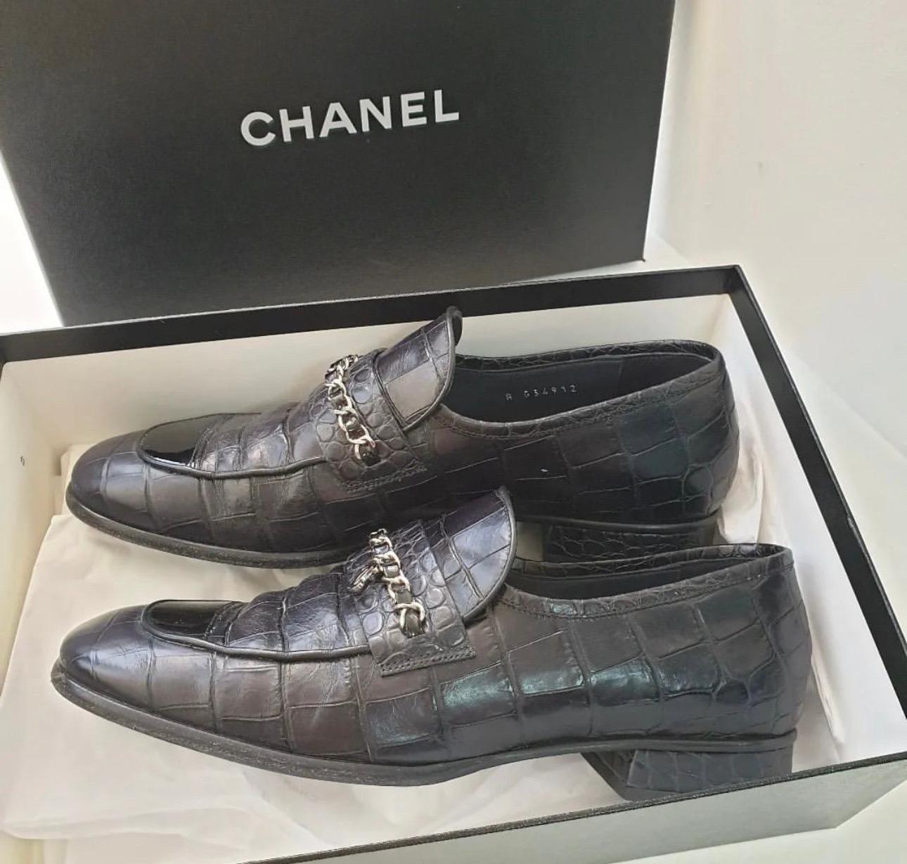 CHANEL CC Chain Crocodile Embossed Patent Leather Loafers   In Good Condition In Krakow, PL