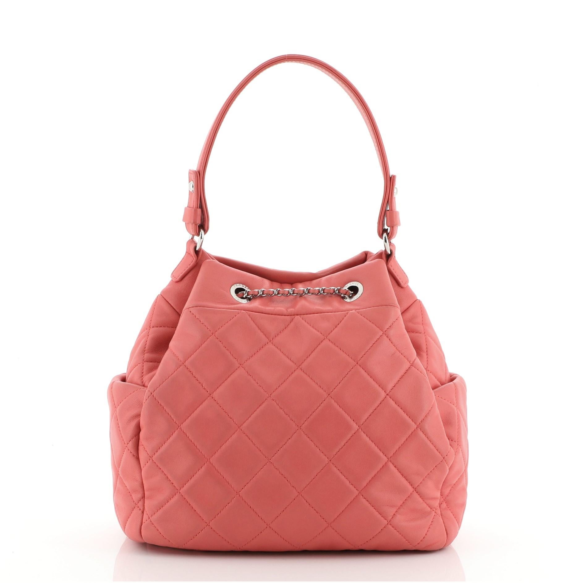 Chanel CC Kette Drawstring Bucket Bag gesteppt Lammfell klein im Zustand „Gut“ in NY, NY