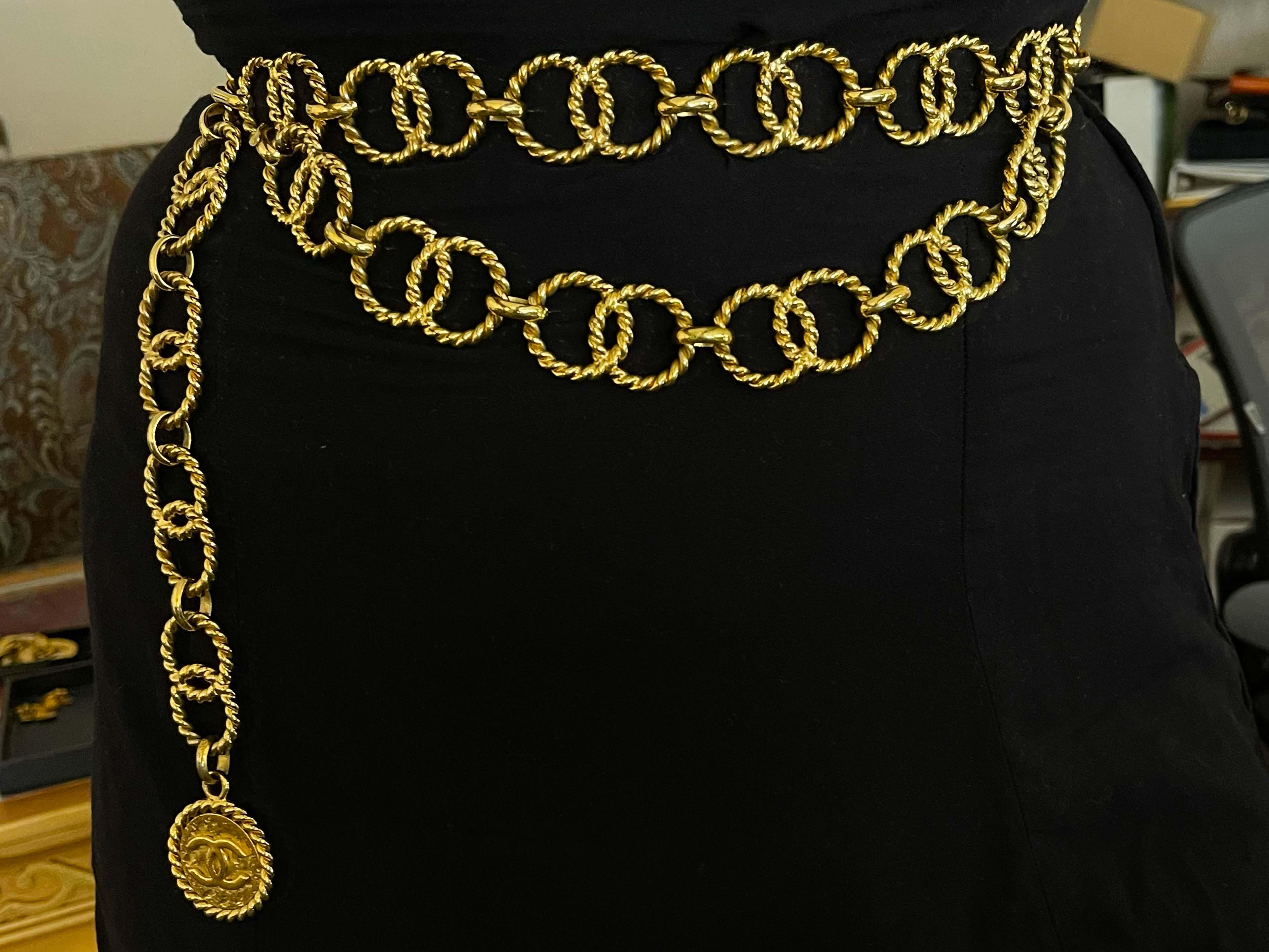 Dieser klassische und schicke Vintage-Kettengürtel von Chanel ist aus vergoldetem Metall gefertigt und mit einem Medaillon-Anhänger mit eingraviertem 