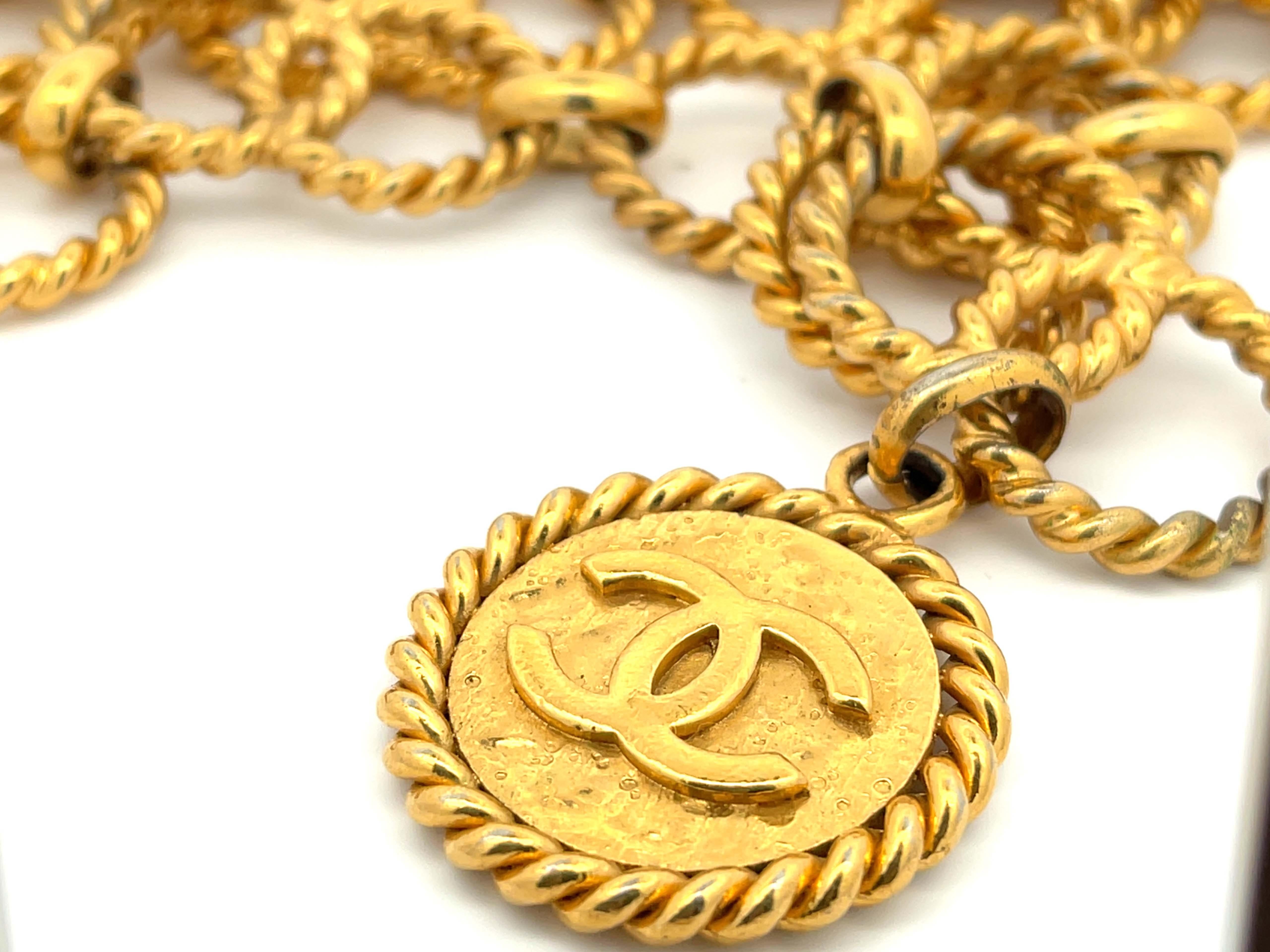 CHANEL CC Chain Loop Medallion Belt 1985 In Good Condition For Sale In Honolulu, HI