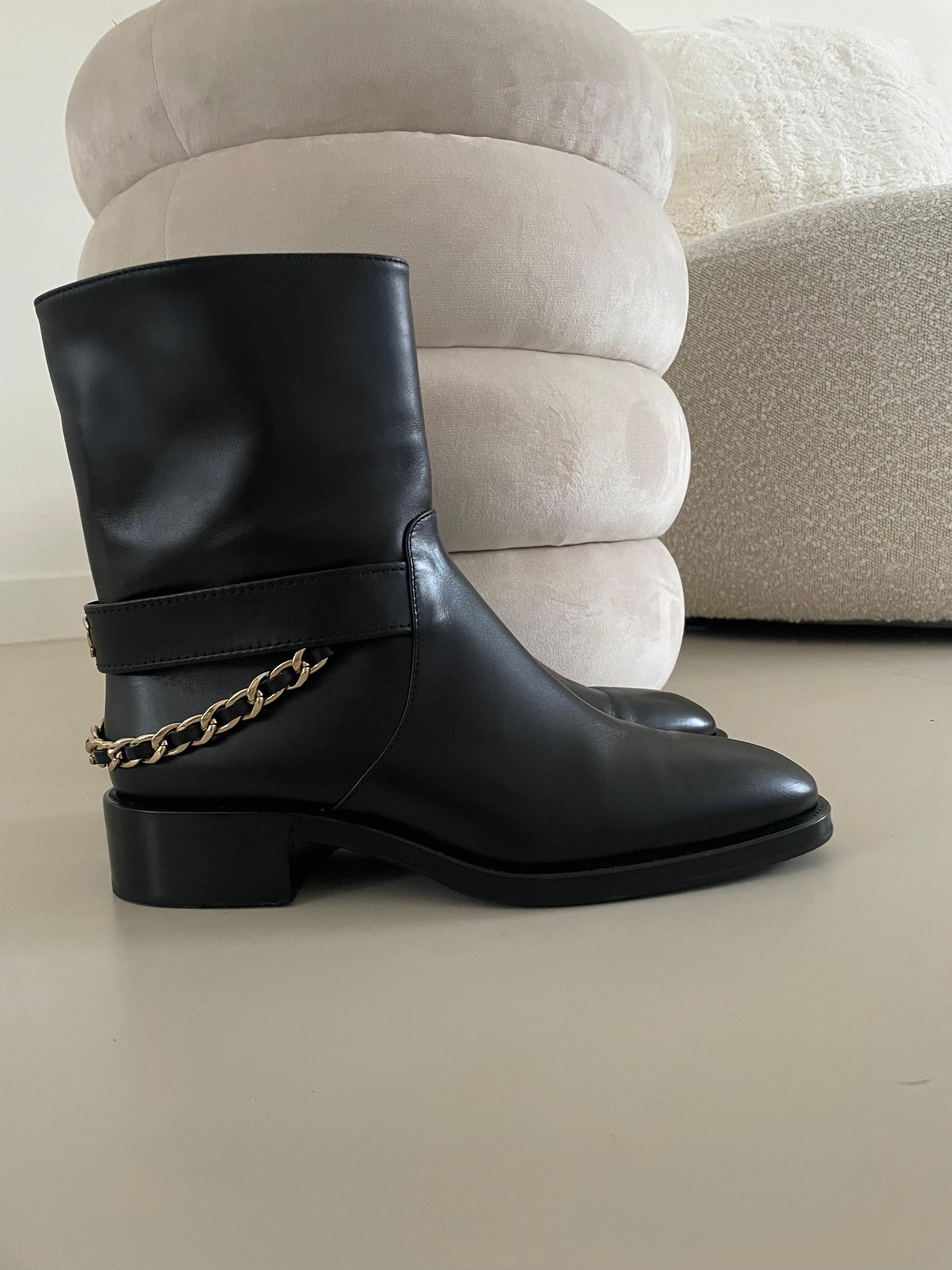 Black Chanel CC Chain Short Chain Boots size 42 (41) For Sale