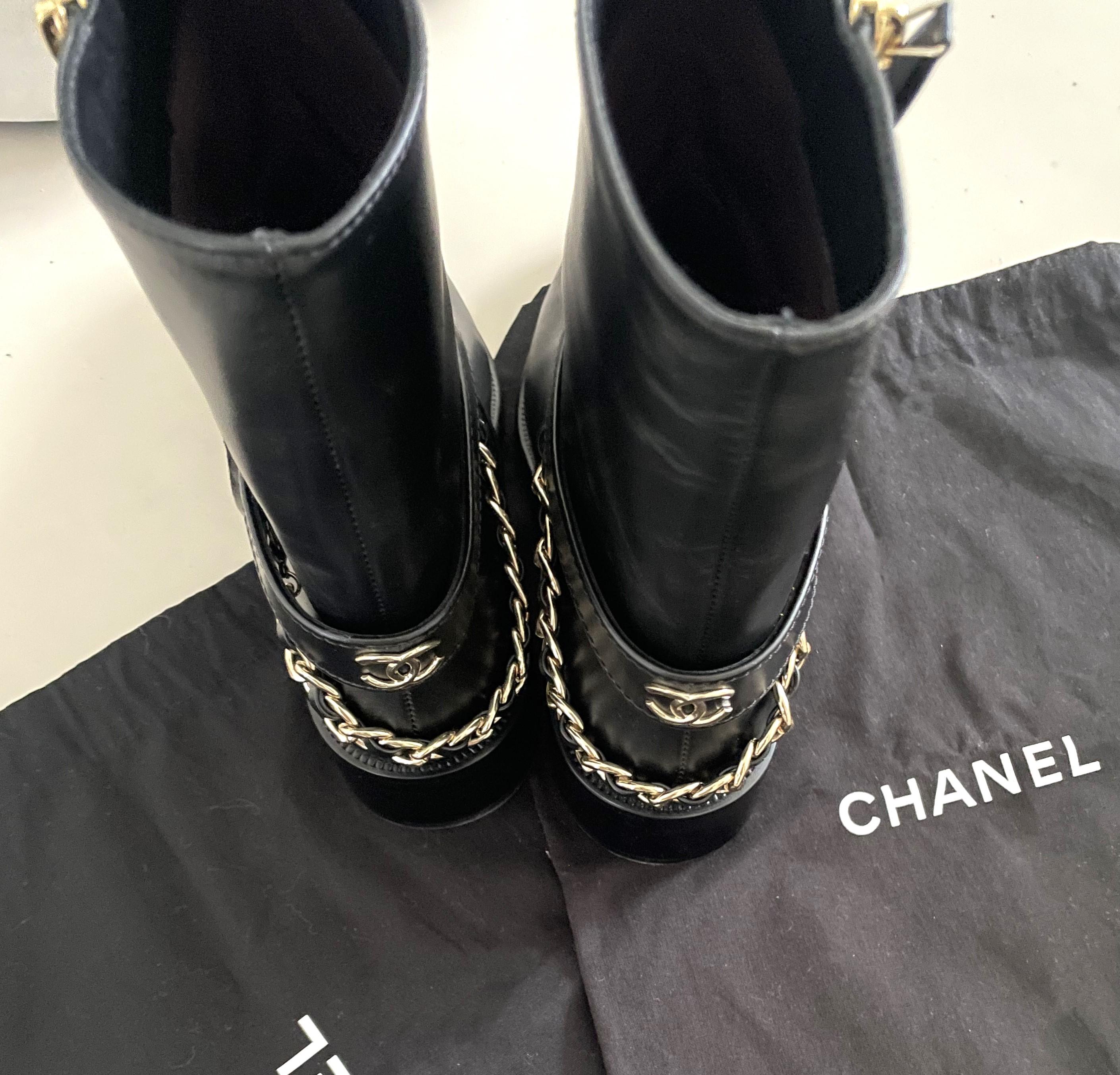 Chanel CC Chain Short Chain Boots size 42 (41) In Excellent Condition For Sale In 'S-HERTOGENBOSCH, NL
