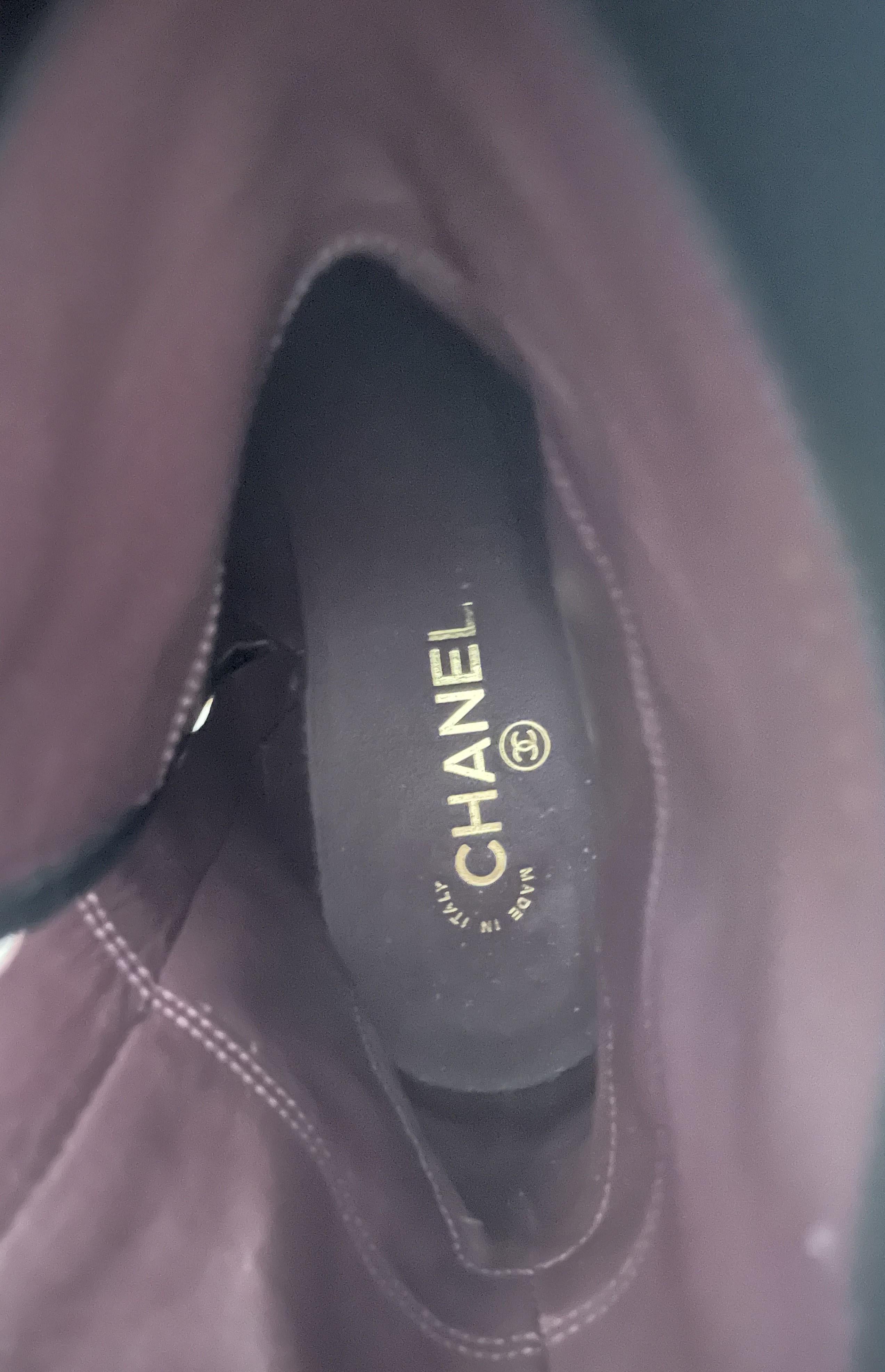 Women's Chanel CC Chain Short Chain Boots size 42 (41) Black For Sale