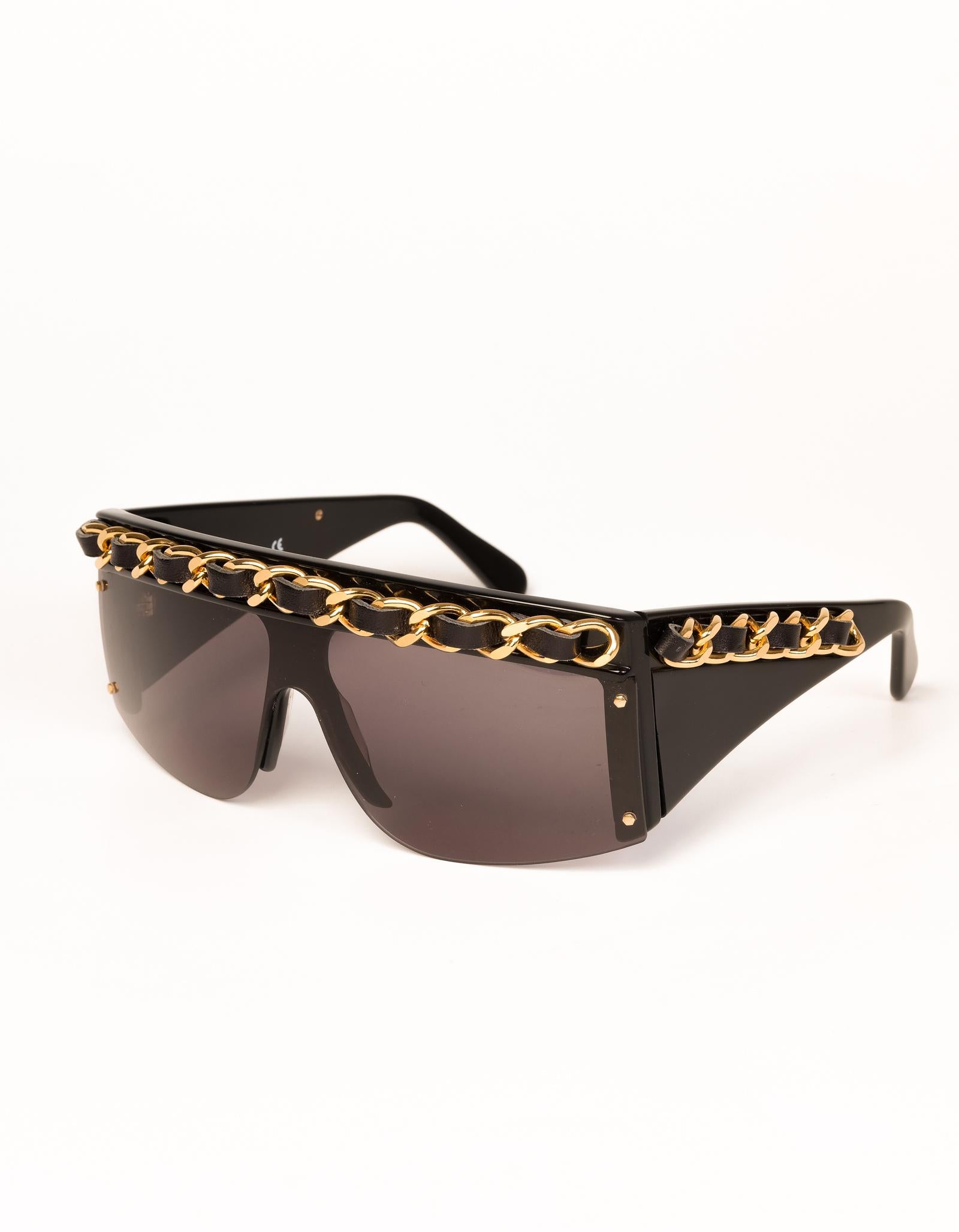 CHANEL CC CHAIN SUNGLASSES 01455 94305

COLOR: Black
ITEM CODE: 01455 94305
FRAME MATERIAL: Acetate (plastic)

MEASUREMENTS~
Arms: 120mm
Lens width: 70mm
Lens height: 60mm
Bridge: 17mm

COMES WITH: Sunglass case

Made in Italy
100% UV