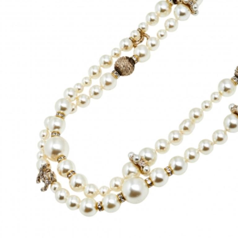 Questa collana di Chanel conferisce eleganza grazie al suo design distintivo. Parla di stile impeccabile e di lusso estremo. Sfoggia il tuo gusto esigente per la moda acquistando questa bellezza oggi stesso!