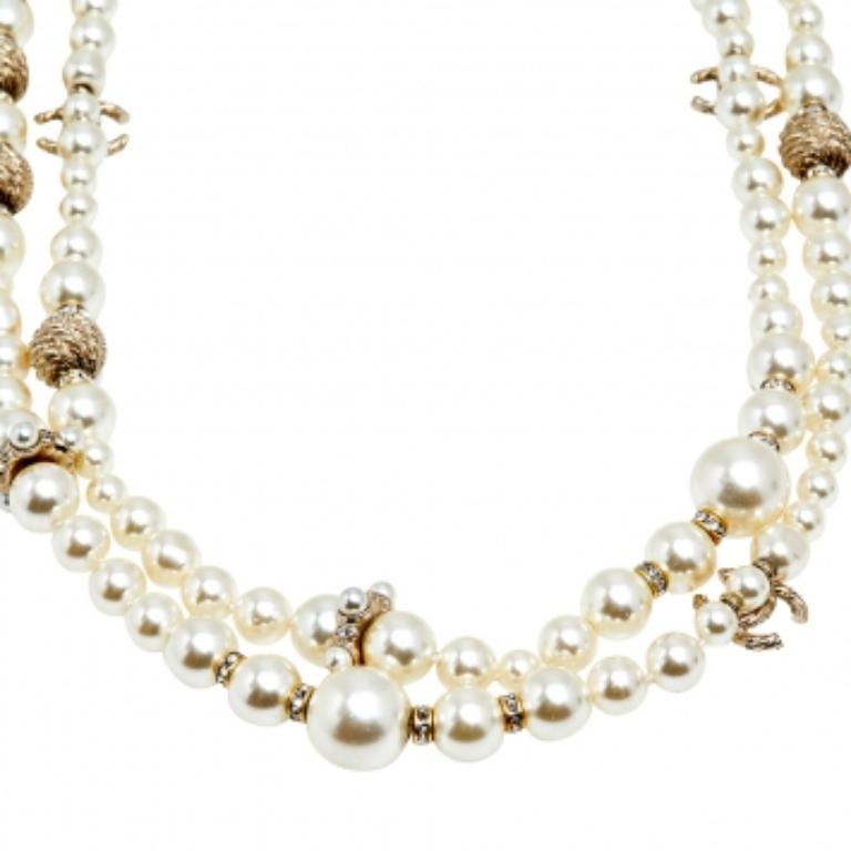 Donna Chanel CC Charm Faux Pearl Crystal Gold Tone Collana lunga con perline in vendita