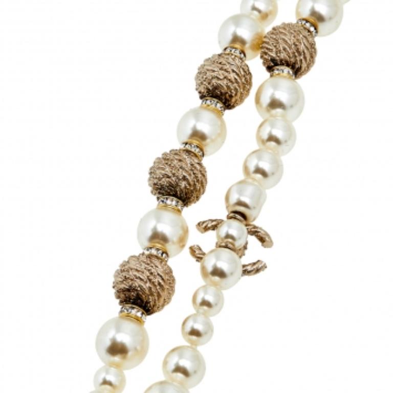Chanel CC Charm Faux Pearl Crystal Gold Tone Collana lunga con perline in vendita 1