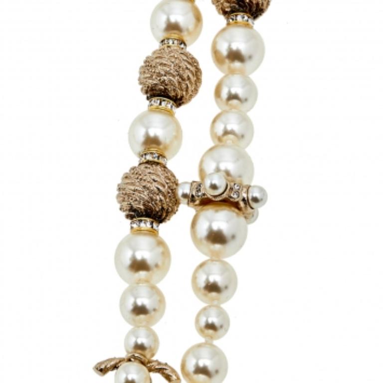 Chanel CC Charm Faux Pearl Crystal Gold Tone Collana lunga con perline in vendita 2
