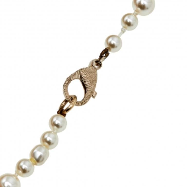 Chanel CC Charm Faux Pearl Crystal Gold Tone Collana lunga con perline in vendita 3