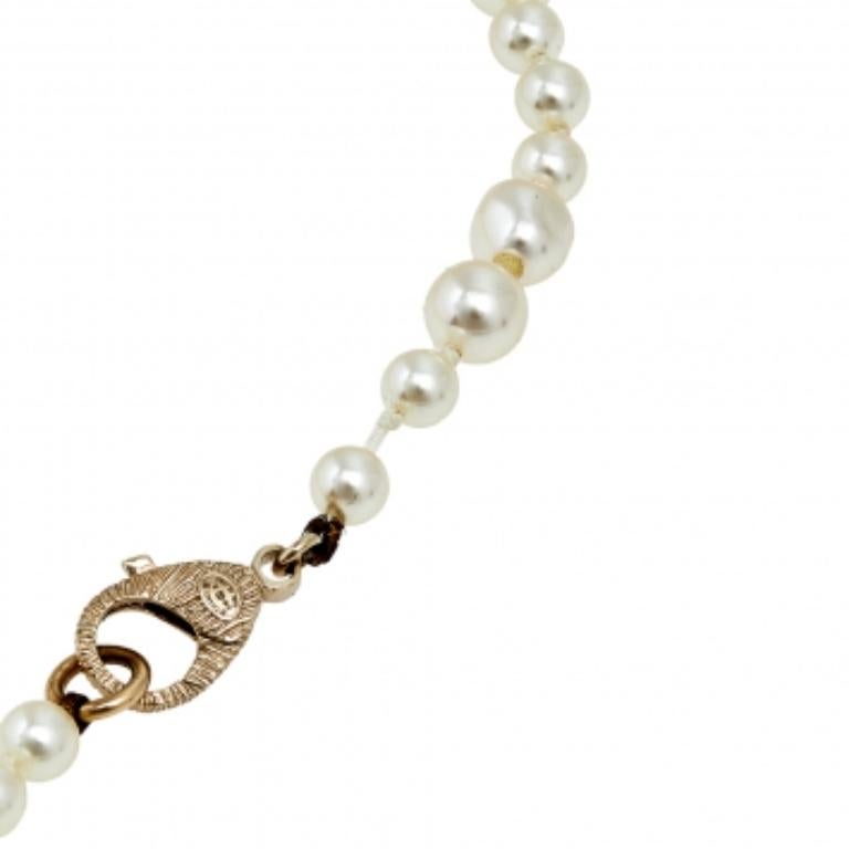 Chanel CC Charm Faux Pearl Crystal Gold Tone Collana lunga con perline in vendita 4