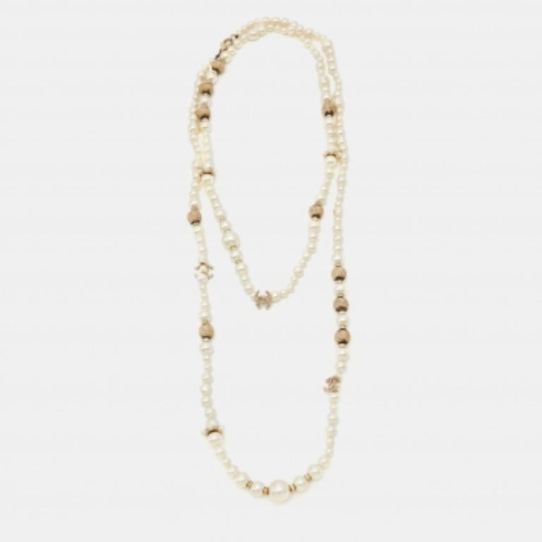Chanel CC Charm Faux Pearl Crystal Gold Tone Collana lunga con perline in vendita 5
