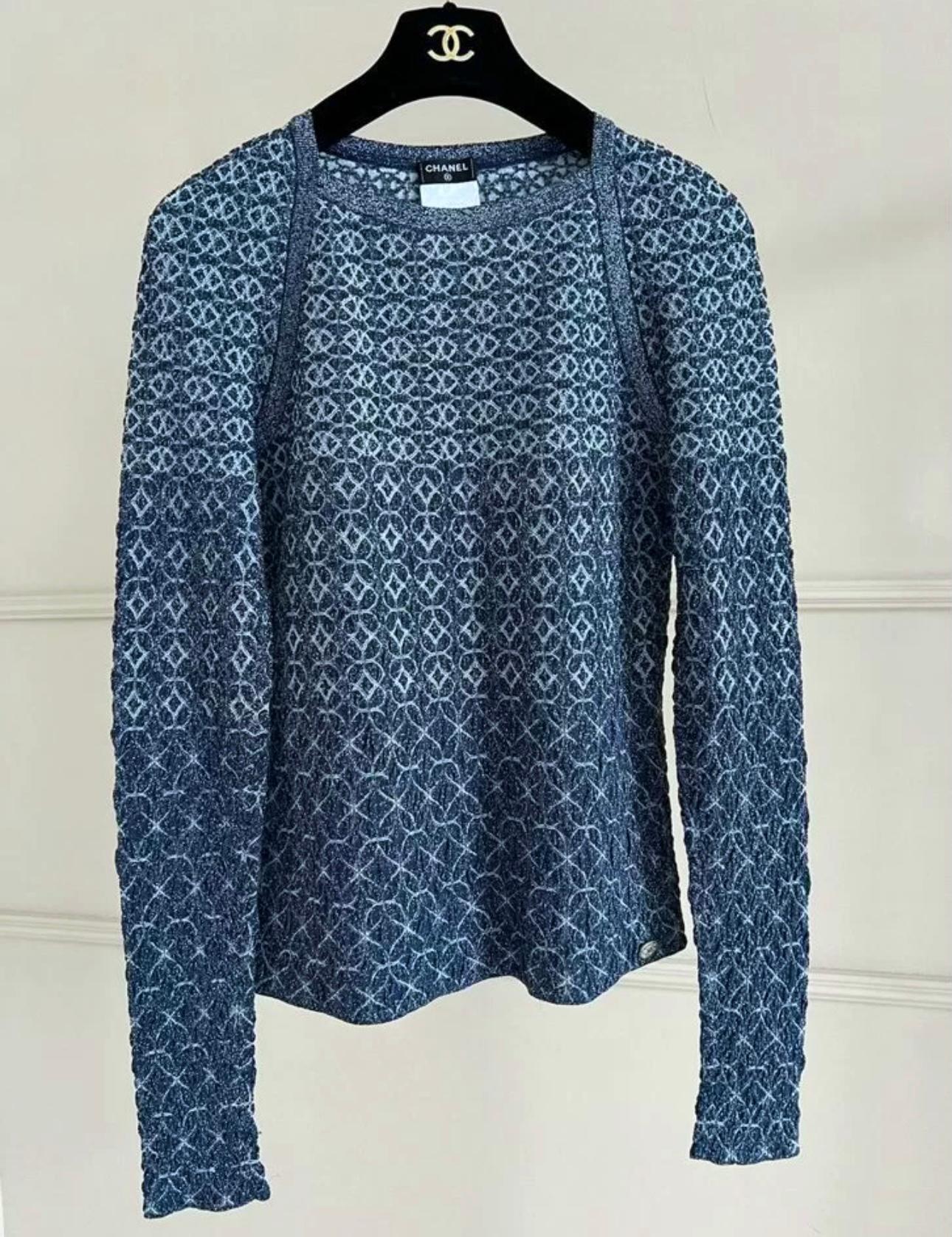 Chanel blue silk shimmering jumper with mosaic pattern from Paris / DUBAI Cruise Collection
- CC logo charm at waist
Size mark 36 FR. Condition is pristine.