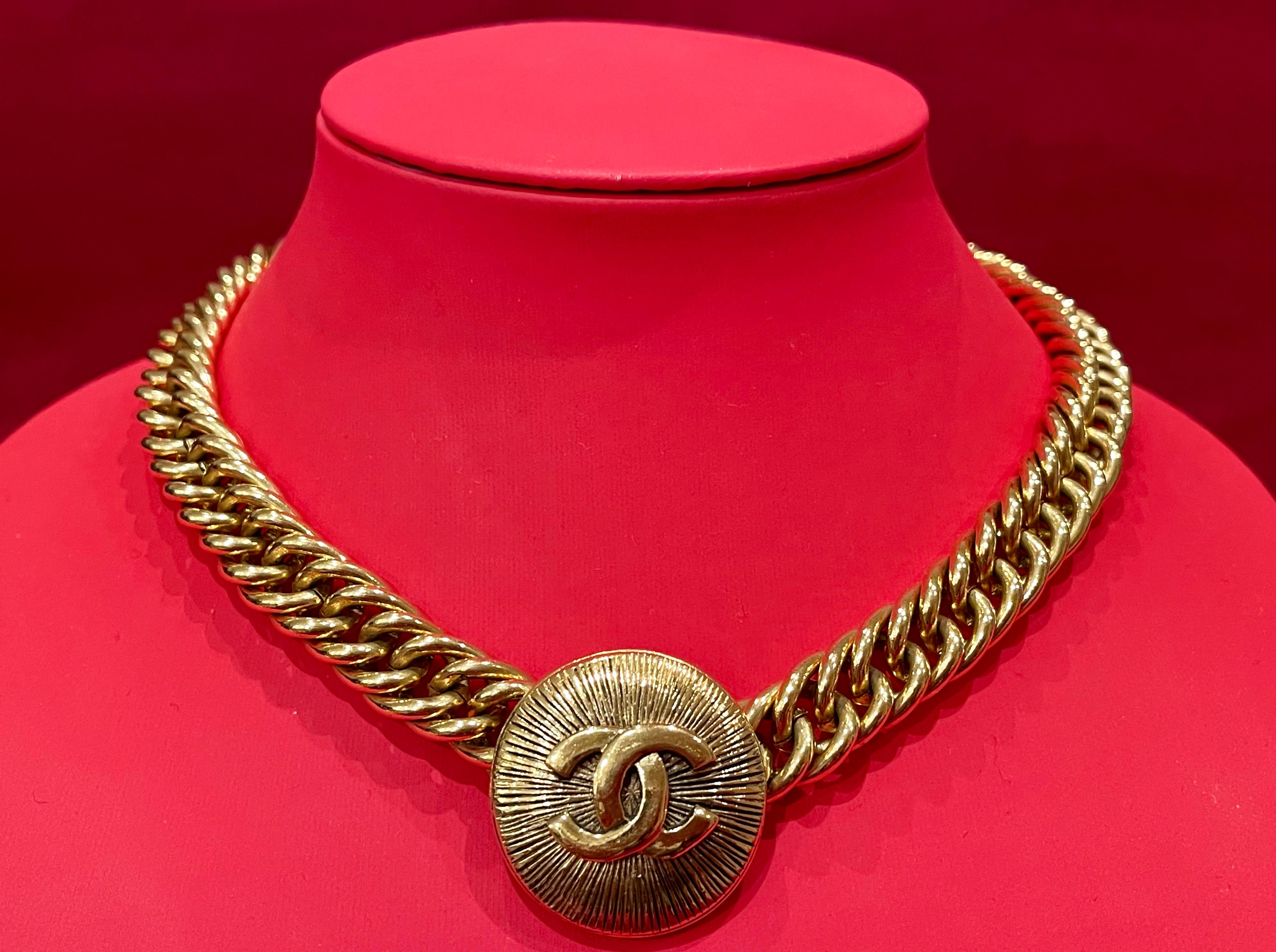 Ravissant collier ras du cou CHANEL authentique en plaqué or en très bon état. Maillons de la chaîne avec pendentif CC rond.