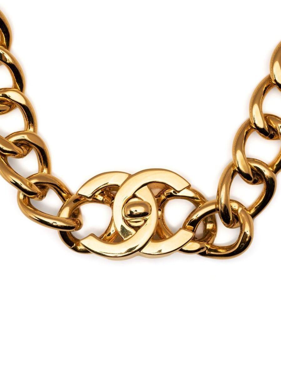 This Chanel pre-owned chain necklace from 1995 is simple yet bold. Featuring an oversized chunky chain with a CC turn-lock closure commonly seen on the brand's double flap bag, this piece will work well with your existing wardrobe without too much