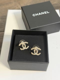 Pendientes de botón con cristales dorados de Chanel CC Classic