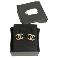 Pendientes de botón con cristales dorados de Chanel CC Classic