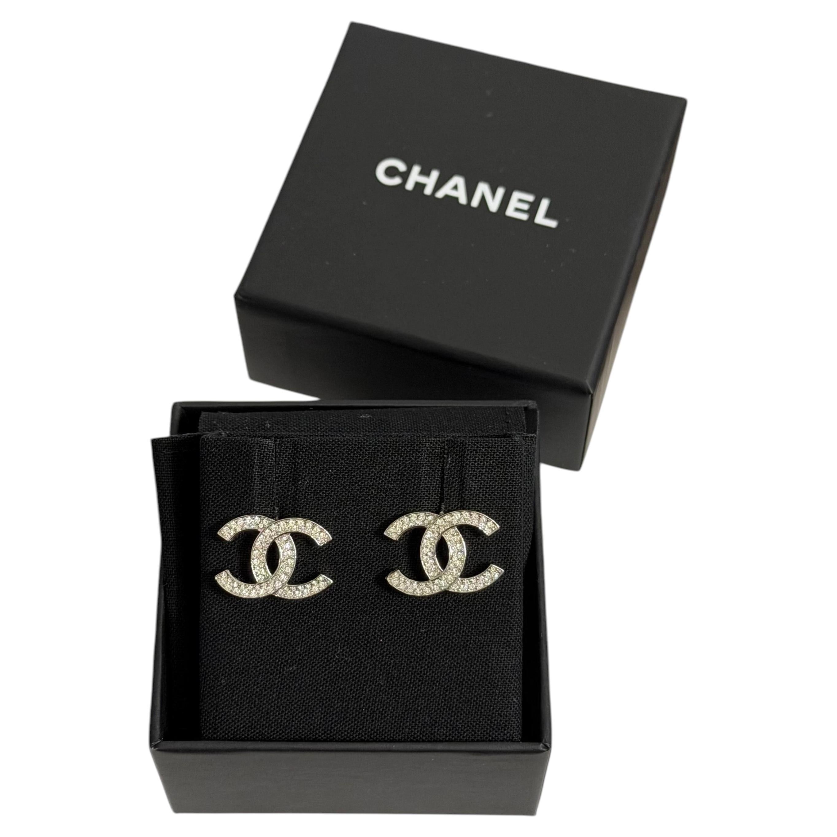 Boucles d'oreilles Chanel CC Classic en argent et cristaux