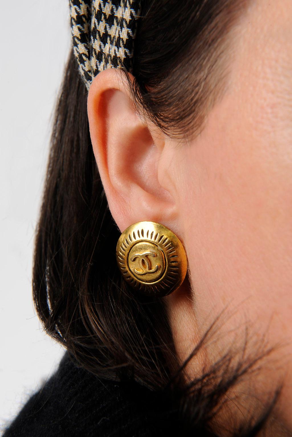 Chanel Gold-Tone CC Clip-On Earrings In Good Condition For Sale In Geneva, CH