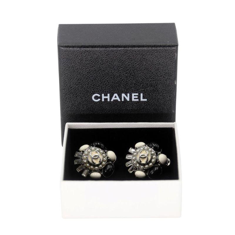 Chanel CC Orecchini a clip in cristallo di madreperla CC-0814N-0005

Orecchini Chanel in stile Madreperla con diamanti, cristalli e dettagli neri. Realizzata in Francia, un vero e proprio pezzo da novanta e da collezione per ogni appassionato di
