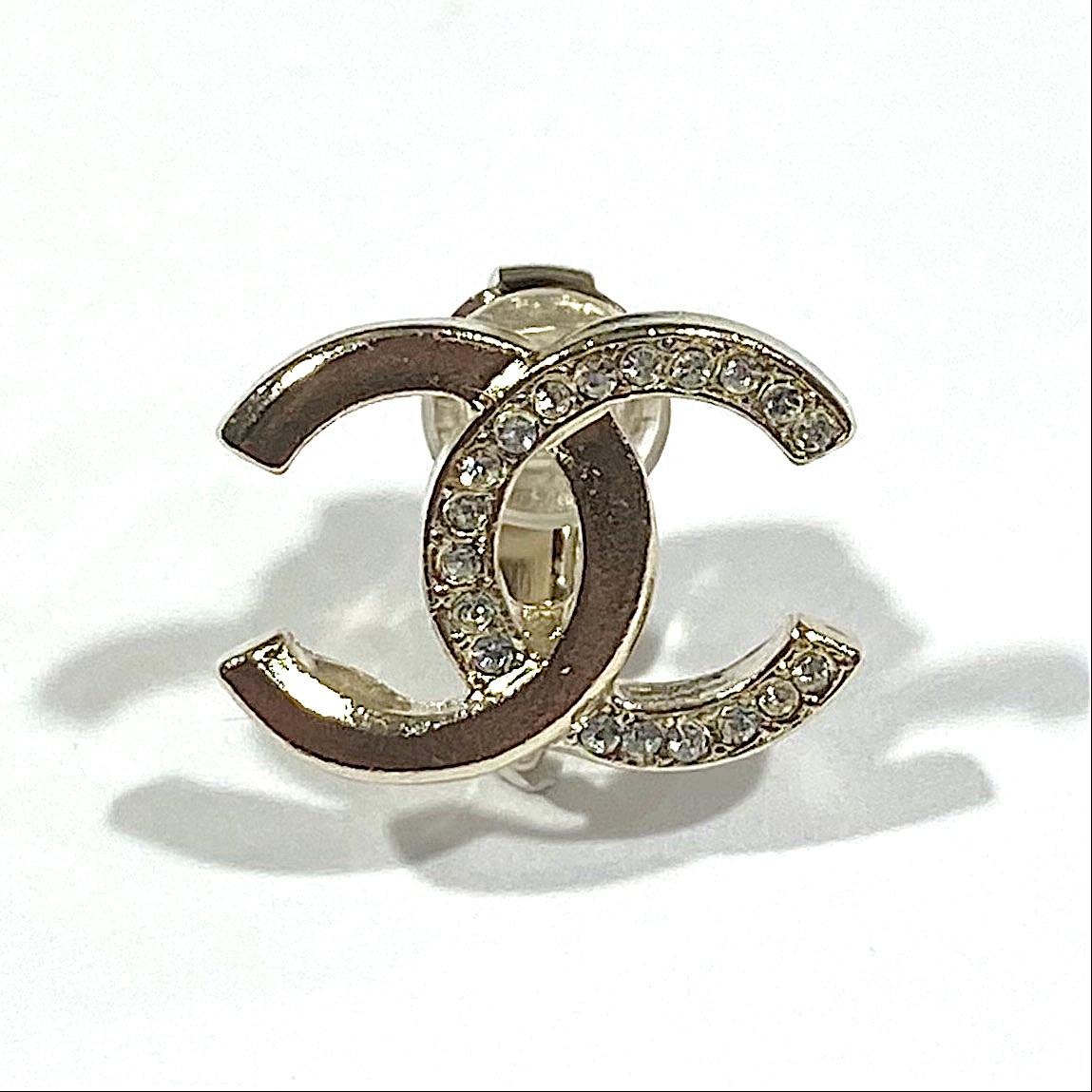 CHANEL CC Clips-on Earrings in Gilt Metal and Rhinestones
Condition: never worn
Made in France.
Dimensions: 1.7 x 1.2cm
Collection 2020.

Will be delivered in a non-original dustbag.