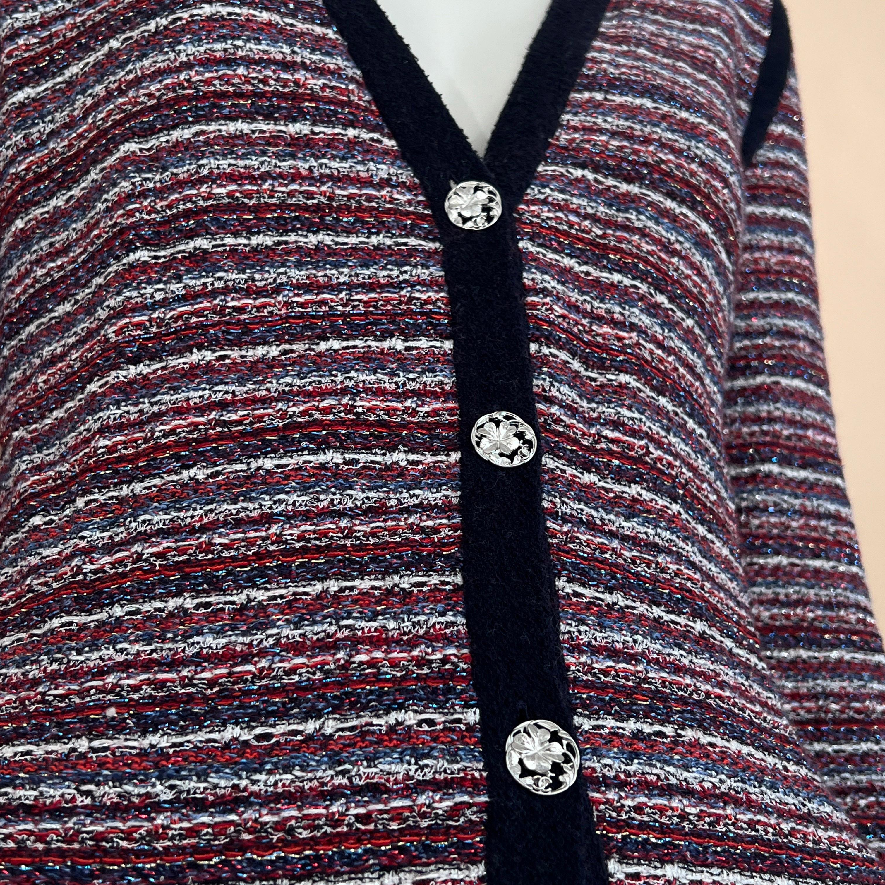 Cardigan en tweed tissé de collection Chanel avec de charmants boutons en forme de trèfle portant le logo CC. 
Taille 36 FR. L'état est impeccable, comme s'il s'agissait d'un produit neuf.