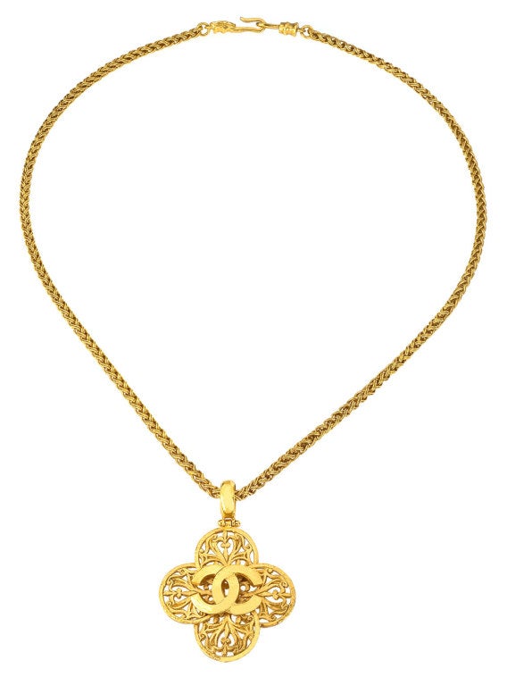 Chanel necklace with a clover motif and CC logo.
Chain length 30 inches, clover motif 2.4 by 2.2 inches.