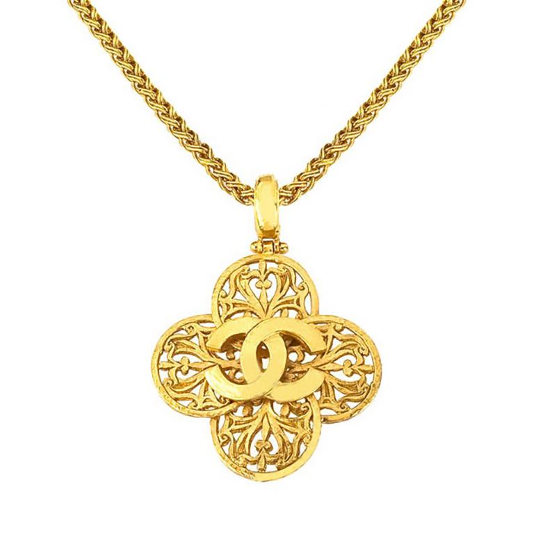 Chanel CC Clover Necklace In Good Condition For Sale In Chicago, IL